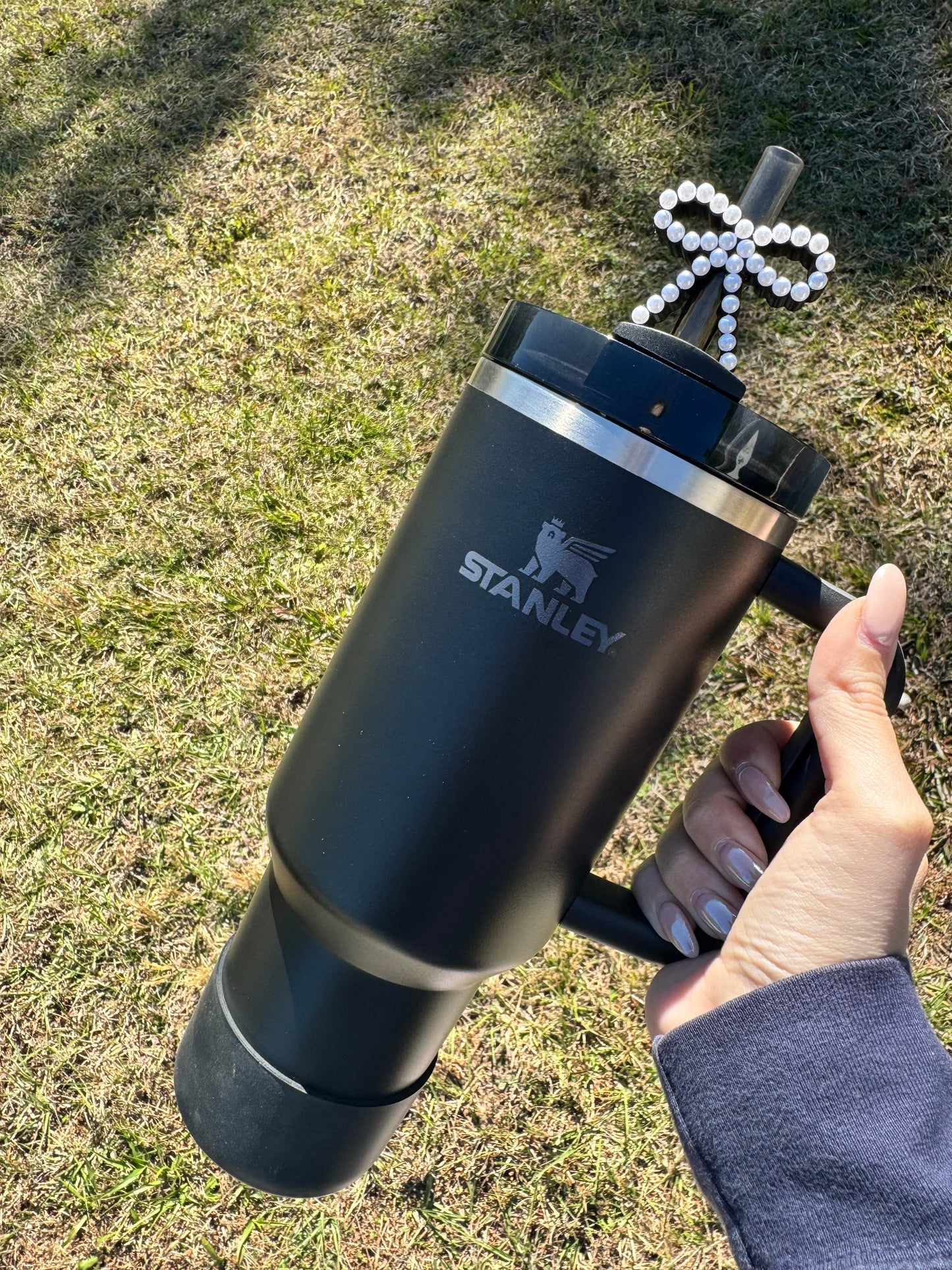 Tuxedo Pearl Bow Straw Buddy