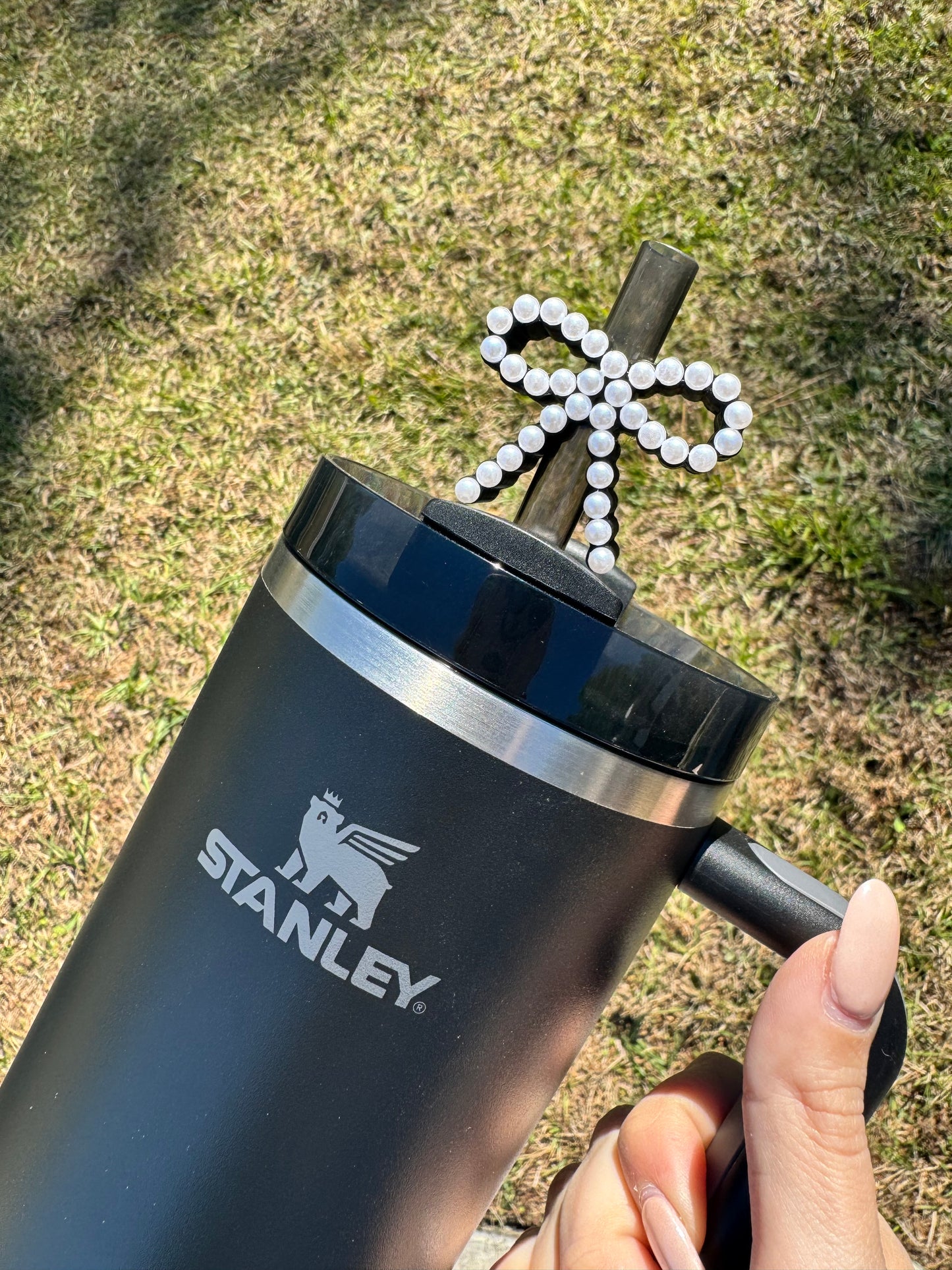 Tuxedo Pearl Bow Straw Buddy